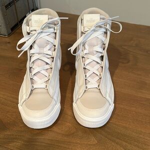 Nike White Sneakers Sleek Design Comfort